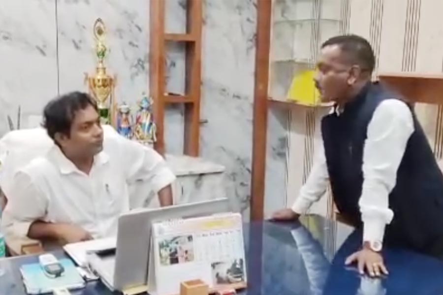 আঙুল উঁচিয়ে বিডিওকে তম্বি! ‘দাদাগিরি’ আলিপুরদুয়ারের বিজেপি সাংসদ মনোজ টিগ্গার