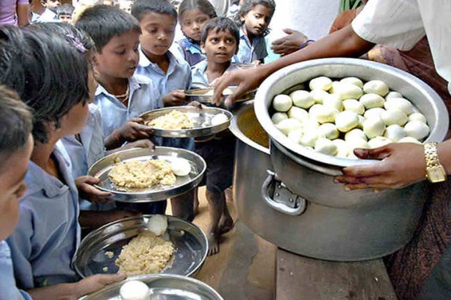আর ‘সস্তা-পুষ্টিকর’ নয়, মূল্যবৃদ্ধির বাজারে মিড ডে মিলের পাতে ডিম বড্ড ‘দামি’