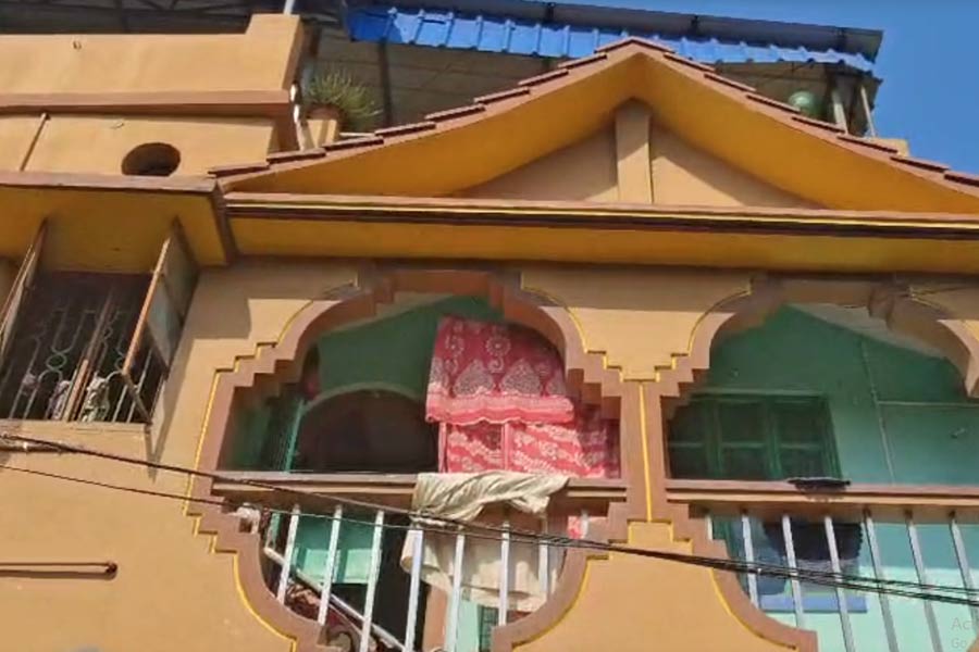 চিটফান্ডের নামে কোটি টাকা প্রতারণার পর ভিনজেলায় গা-ঢাকা! শুরু রাজনৈতিক তরজা