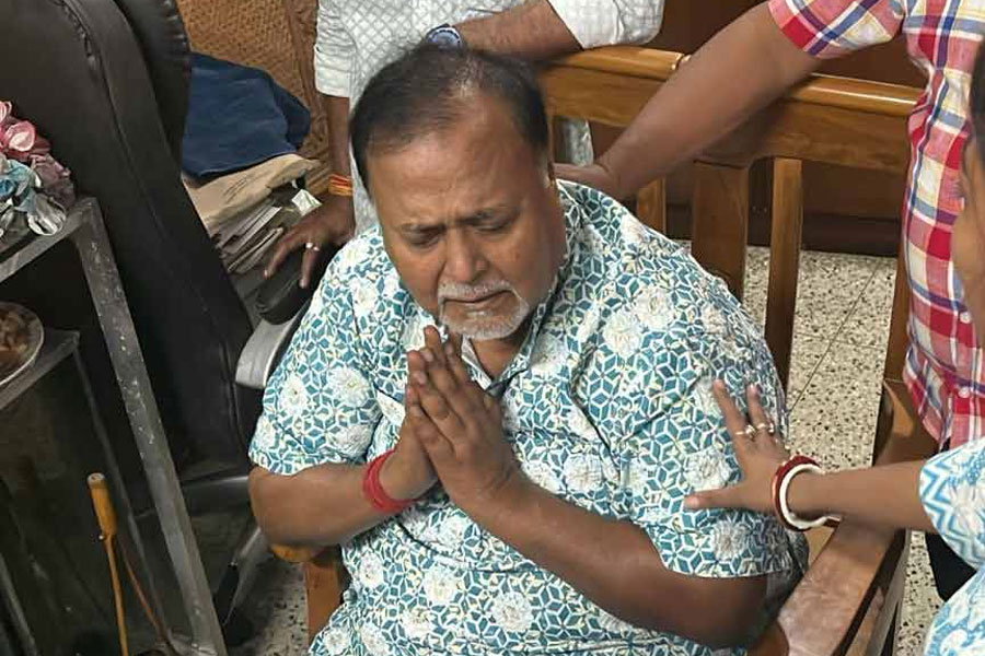 বাড়িতেও জেলের মতো চেয়ারেই রাত কাটল পার্থর! ‘কালো অধ্যায়ে’র স্মৃতি হাতড়ে চোখে জল প্রাক্তন শিক্ষামন্ত্রীর