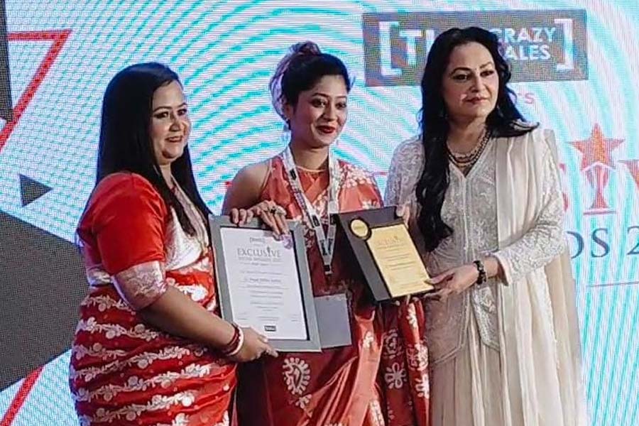 জনপ্রিয় অভিনেত্রী জয়াপ্রদার হাত থেকে ‘এক্সিলেন্স ইন্ডিয়া অ্যাওয়ার্ড’ গ্রহণ করলেন বাংলার কন্যা পায়েল মিঠাই সরকার