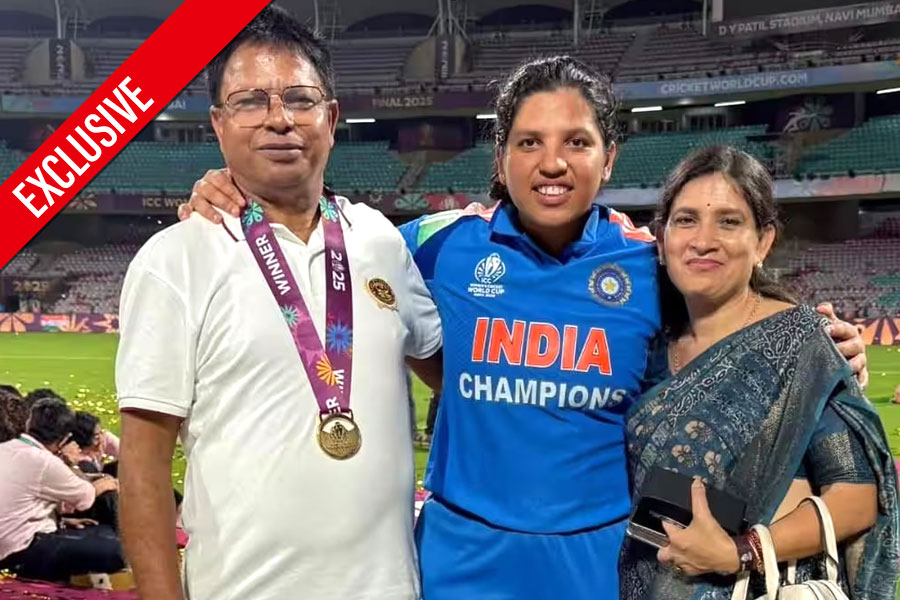 ‘অতীতের সব যন্ত্রণা আজ তুচ্ছ’, বিশ্বকাপ ট্রফি হাতে নিয়ে আনন্দাশ্রু রিচার মা-বাবার চোখে