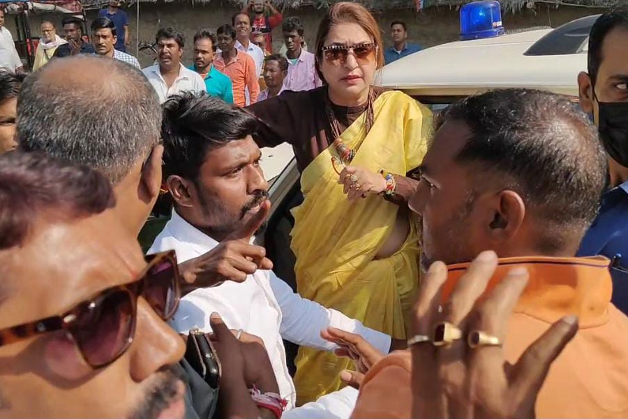 শতাব্দীর সামনেই সিউড়ির SIR ক্যাম্পে হাতাহাতি! ‘সিপিএম-বিজেপির বিক্ষোভ’, বলছেন সাংসদ