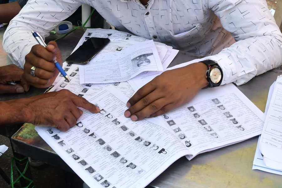 রাত জেগে এসআইআরের কাজ, ‘অত্যধিক চাপে’ অসুস্থ বাংলার একাধিক BLO