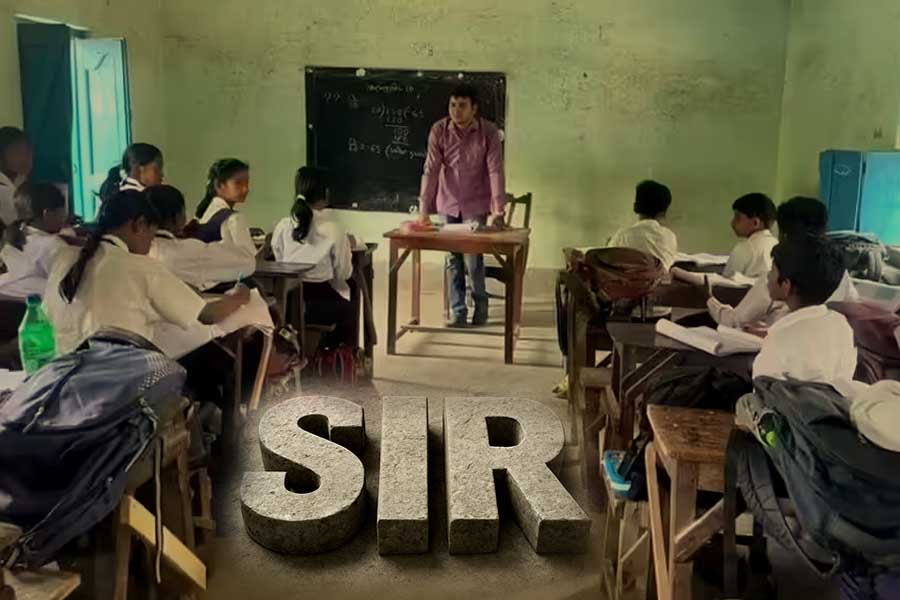 পড়ুয়াদের ক্ষতি নয়, স্কুল সচল রেখেই এসআইআরে শিক্ষকরা