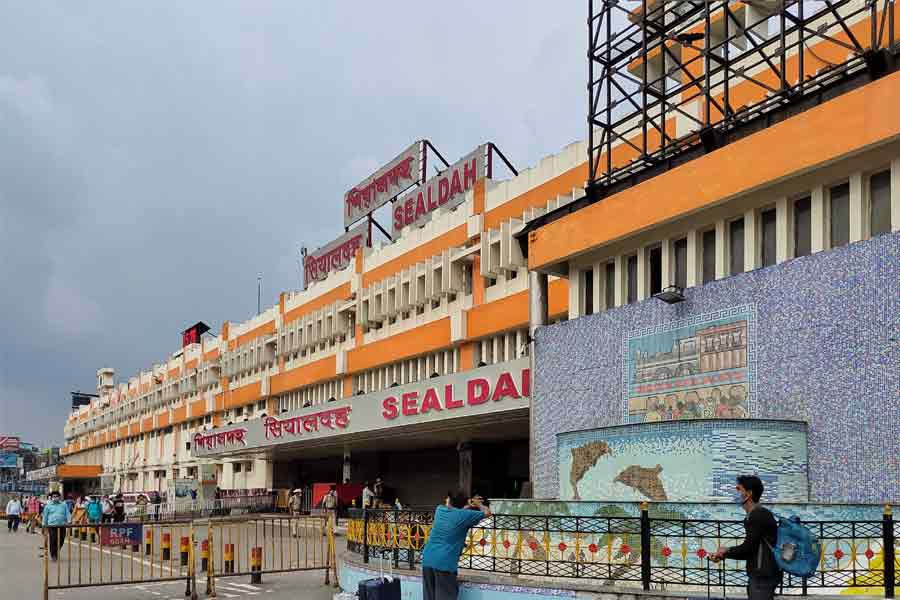 রাজ্য পুলিশের নিয়োগ পরীক্ষা, রবিবার অতিরিক্ত ইএমইউ লোকাল চলবে শিয়ালদহ শাখায়