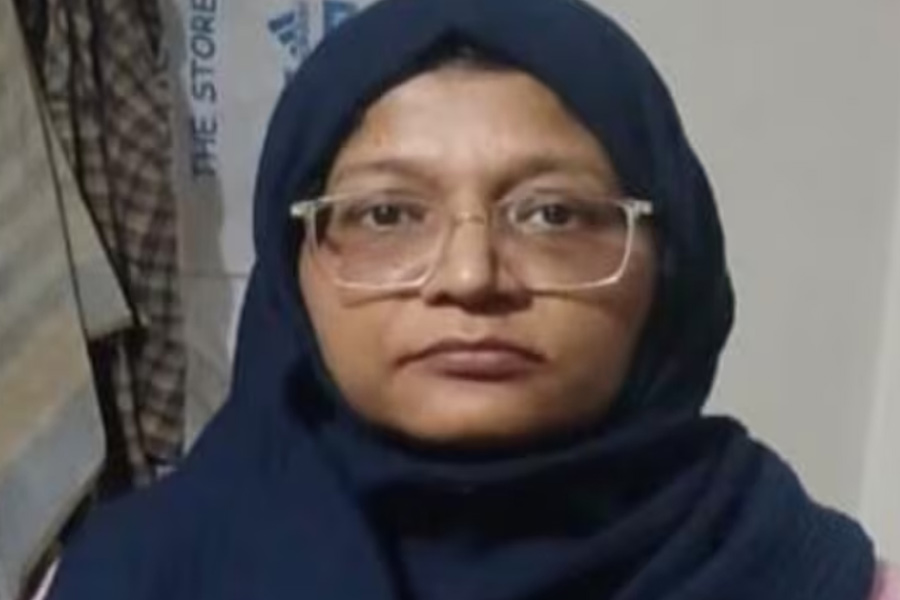 মুক্তমনা স্ত্রী কী করে ‘জঙ্গি’ হল বুঝতে পারছেন না ফরিদাবাদে বিস্ফোরক উদ্ধারে গ্রেপ্তার চিকিৎসকের স্বামী