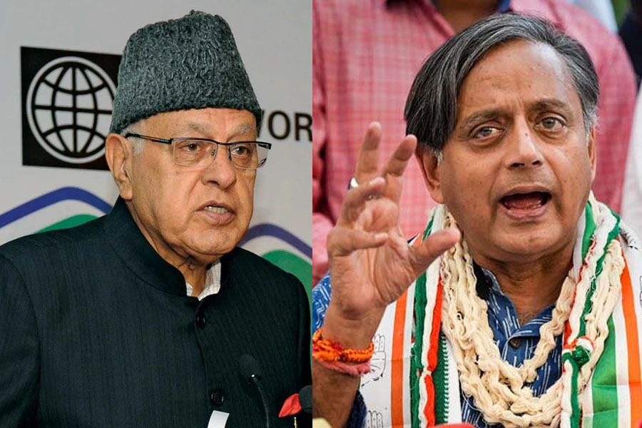 ‘কাশ্মীরে পোঁতা সন্ত্রাসের বীজ গোটা দেশে ছড়িয়েছে’, ফারুখকে একহাত নিয়ে তোপ শশীর