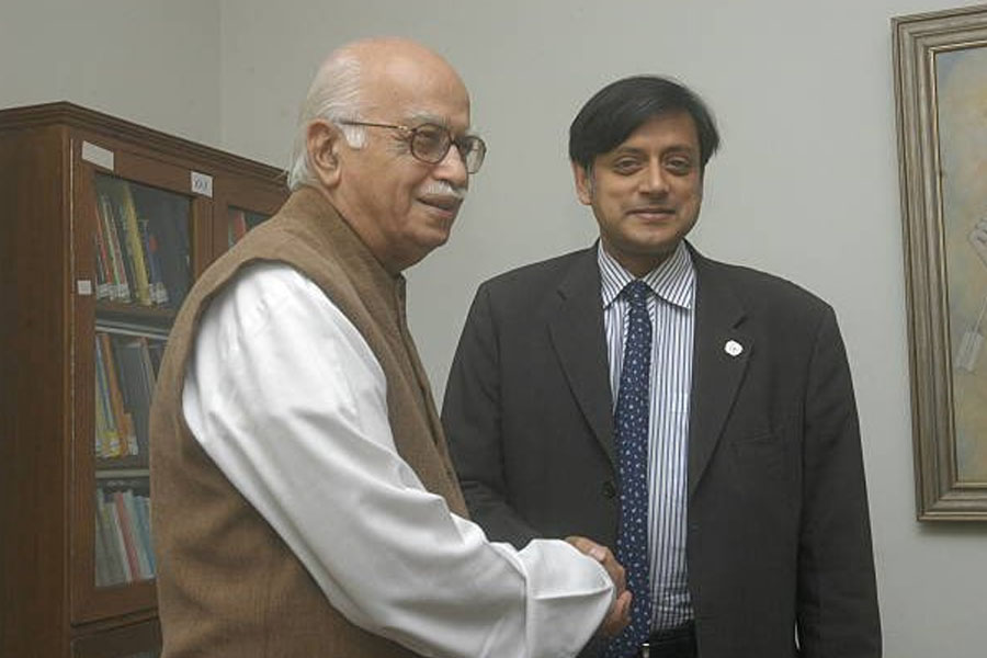 আডবানীকে জন্মদিনের শুভেচ্ছায় বিতর্ক, নেহরু-ইন্দিরার ‘কালো অধ্যায়’ তুলে জবাব শশীর