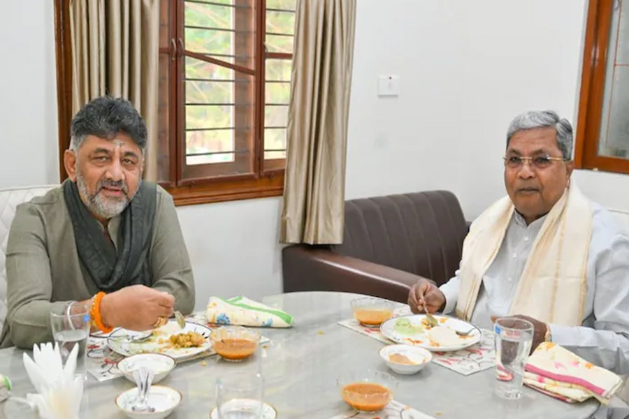হাসিমুখে ছবি তোলাই সার, মেটেনি শিব-সিদ্দার বিবাদ! আতান্তরে হাই কম্যান্ড