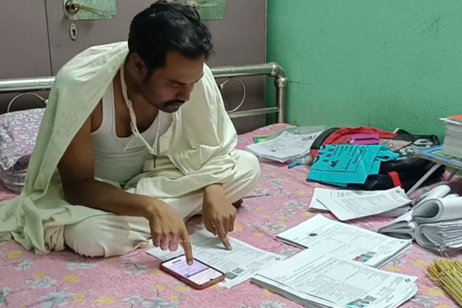 হারিয়েছেন বাবাকে, ছাড়েননি দায়িত্ব! BLO-দের হাজার অভিযোগের মধ্যে ব্যতিক্রমী জলপাইগুড়ির বিরাজ