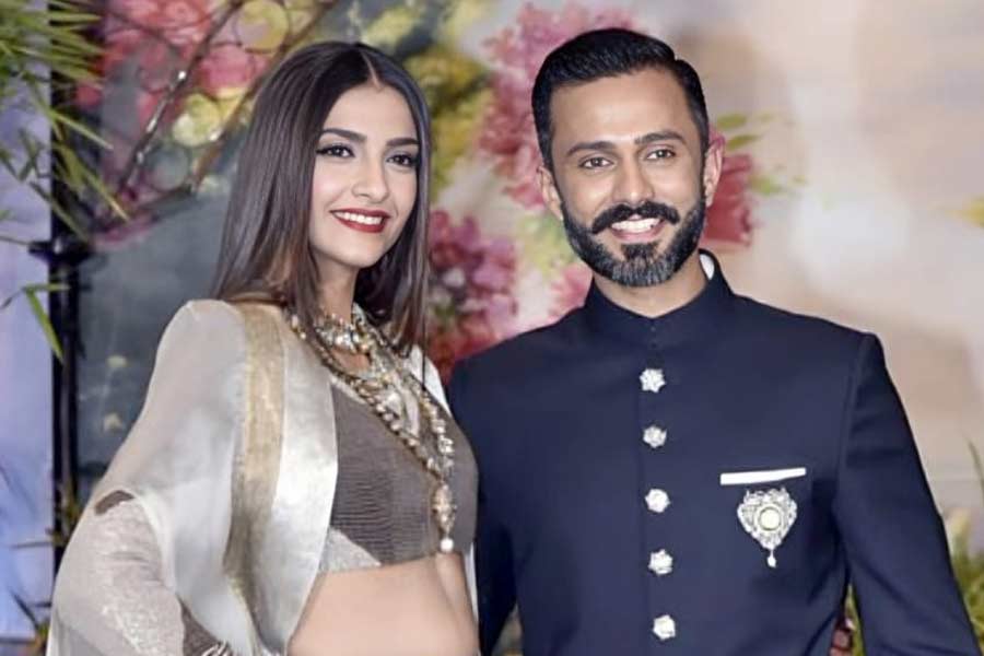 ‘দ্বিগুণ ঝামেলা’, দ্বিতীয়বার অন্তঃসত্ত্বা সোনমের বেবিবাম্প দেখে কেন এমন প্রতিক্রিয়া স্বামীর?