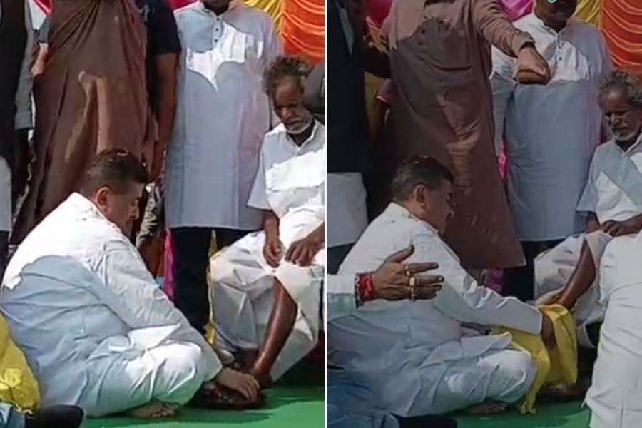 ভোট বড় বালাই! বীরসা-মুন্ডার জন্মদিনে আদিবাসী বৃদ্ধদের পা ধুইয়ে দিলেন শুভেন্দু