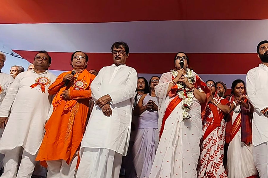 ঠাকুর বাড়ির ফাটল আরও চওড়া! শান্তনুকে চ্যালেঞ্জ ছুড়ে একই নামে নতুন কমিটি সুব্রত ঠাকুরের