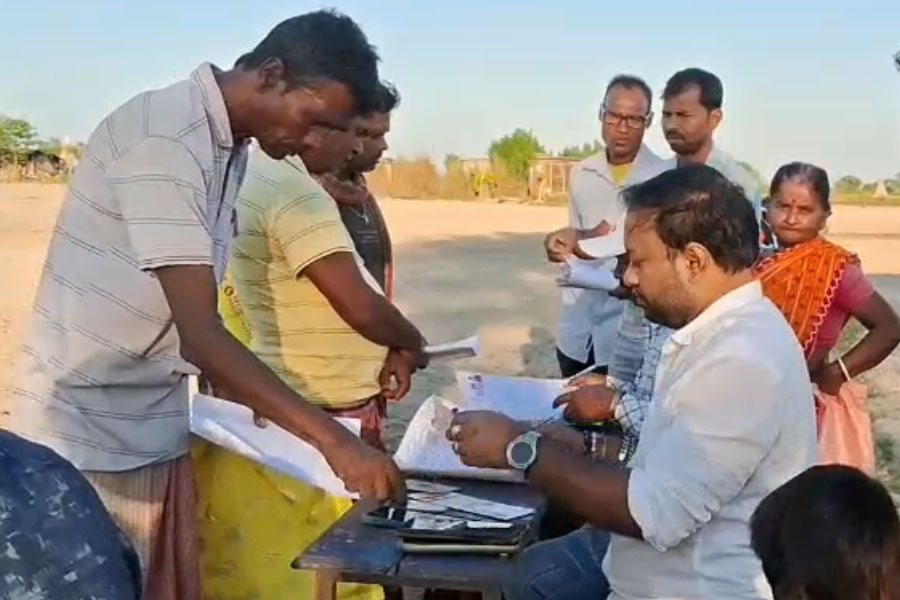 এনুমারেশন ফর্ম বিতরণে ‘অসুবিধা’ বিএলওর, তিস্তাপাড়ের দুর্গম বাহিরচরে শিবির প্রশাসনের