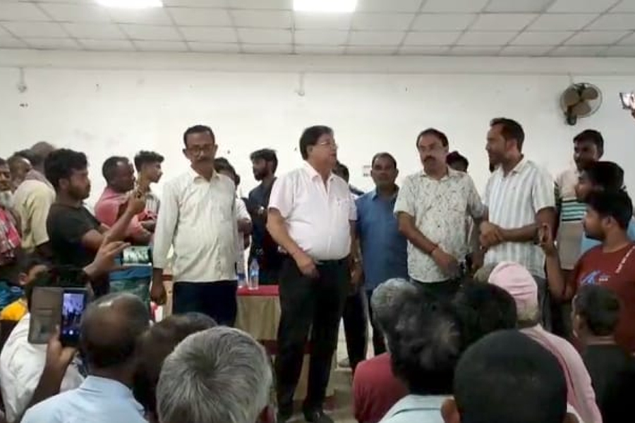 ‘না নিলে ভুল করবেন’, প্রতিবাদী ‘ছিটমহলে’ এনুমারেশন ফর্ম নিয়ে আসরে উদয়ন গুহ