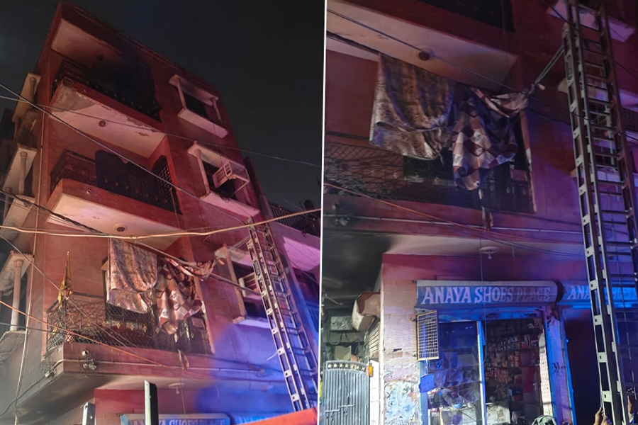 দিল্লিতে একটি চারতলা বাড়িতে বিধ্বংসী আগুন, মৃত ৪
