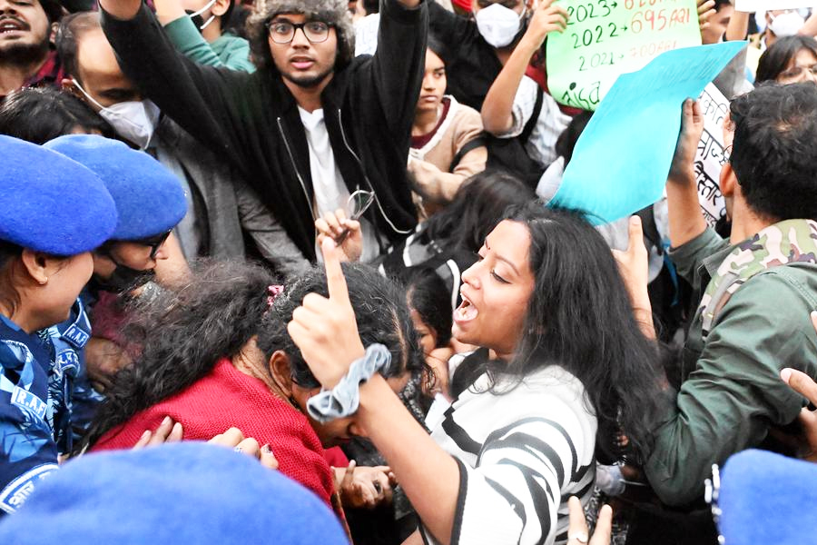 দূষণের জেরে নাভিশ্বাস! ইন্ডিয়া গেটের সামনে বিক্ষোভে দিল্লিবাসী, আটক অনেকে