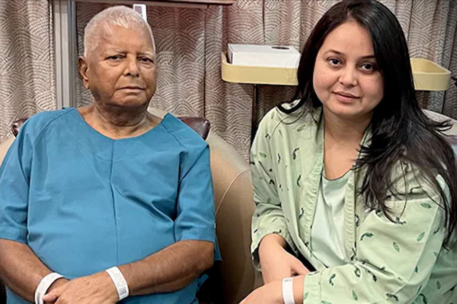 ভোটের টিকিটের লোভে বাবাকে ‘নোংরা’ কিডনি দান! রোহিণীকে বেনজির আক্রমণ লালুপরিবারের