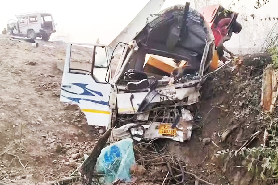 জম্মু ও কাশ্মীরে ভয়াবহ পথদুর্ঘটনা, গাড়ি-ট্রাকের সংঘর্ষে মৃত ৪