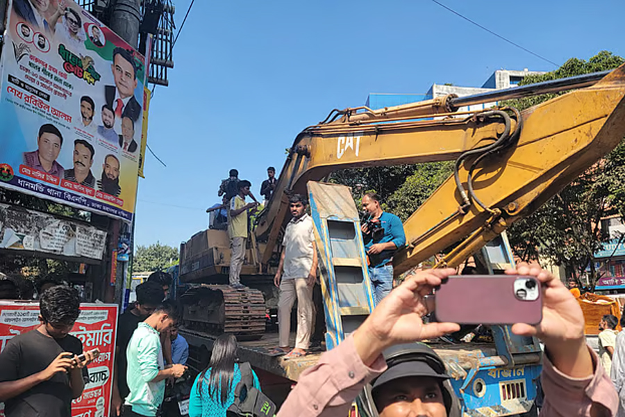 রায় ঘোষণা হতেই অগ্নিগর্ভ বাংলাদেশ, হিংসা থামাতে ‘গুলি চালানোর নির্দেশ’ জারি