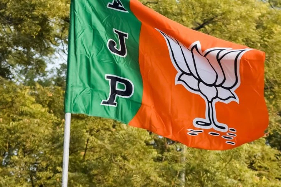 রাজভবনের সঙ্গে রাজ্য সরকারের দ্বন্দ্বের নিরসন হবে কোন পথে?