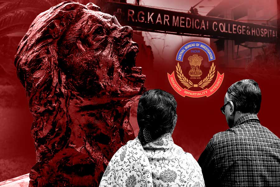 সিবিআই ‘নির্লজ্জ’, তোপ অভয়ার মায়ের, কেঁদে ফেলে তদন্তকারী অফিসার বললেন, ‘আমিও মা’
