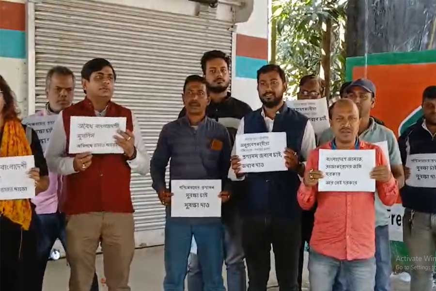 ‘অনুপ্রবেশকারীদের দেশ ছাড়তে হবে’, হাকিমপুর সীমান্তে ভিএইচপির বিক্ষোভে উত্তেজনা