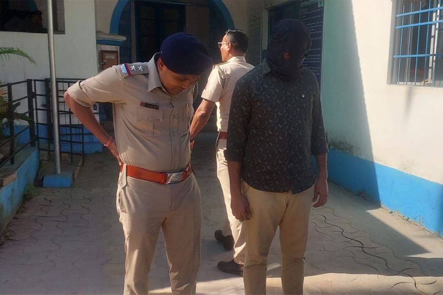 ভুয়ো আইপিএস পরিচয়ে টাকা আত্মসাতের ছক! আলিপুরদুয়ারে গ্রেপ্তার অভিযুক্ত