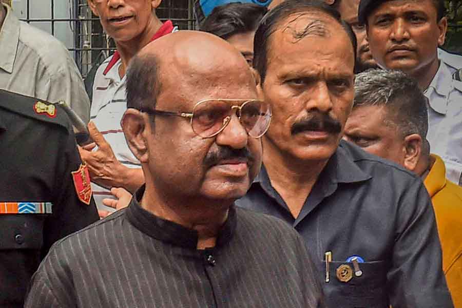 সাতসকালে জনসংযোগে ‘জলতরঙ্গে’ রাজ্যপাল, হাওড়ার গ্রামে খেলেন চা-চপ