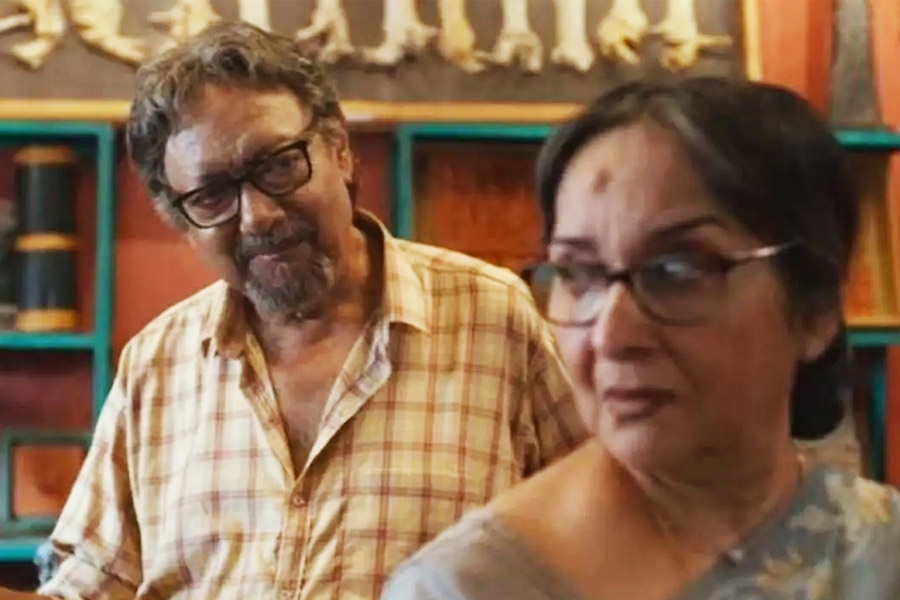ছকভাঙা অসহনীয় সুন্দর অঞ্জন-মমতার ‘দেরি হয়ে গেছে’, পড়ুন রিভিউ