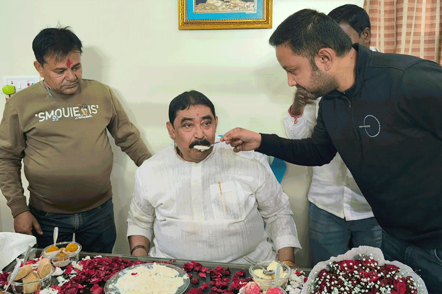 গোলাপ বিছানো ৬৭! দোতলা কেক, পায়েস, মিষ্টিতে জমাটি জন্মদিন অনুব্রতর