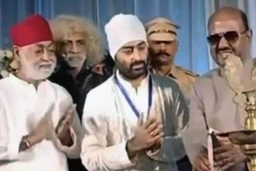 জিয়াগঞ্জে অরিজিৎ সিংয়ের আমন্ত্রণ রক্ষা রাজ্যপালের, ছাত্রীদের সঙ্গে গাইলেন গানও