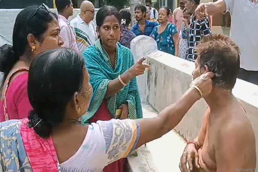 পানিহাটিতে নাবালিকাকে শ্লীলতাহানি! অভিযুক্ত ‘দাদু’কে গণধোলাই স্থানীয়দের