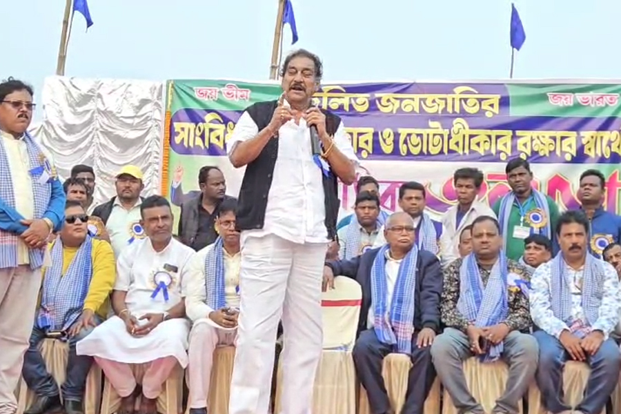 ‘ডুপ্লিকেট নেতা আনবেন না’, মেজিয়ার জনসভা থেকে কর্মীদের হুঁশিয়ারি অরূপ চক্রবর্তীর