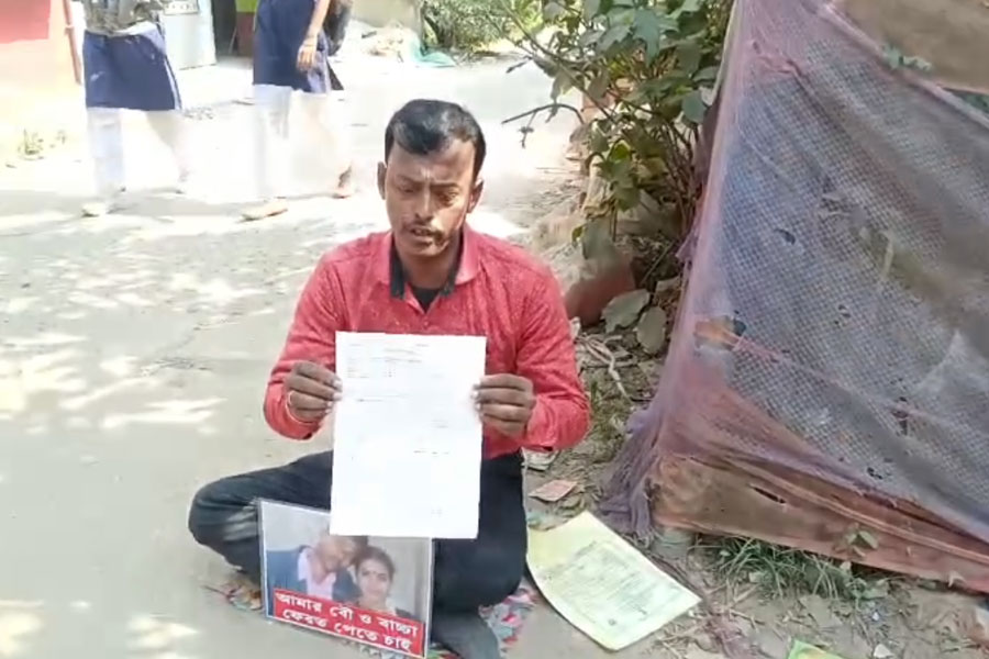 অশান্তির পর বাপেরবাড়িতে তরুণী, স্ত্রী-সন্তানদের ফেরাতে শ্বশুরবাড়ির সামনে ধরনায় স্বামী!