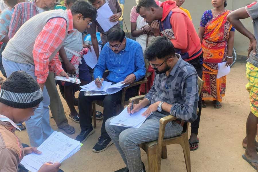 কখনও এনুমারেশন ফর্ম নিয়ে হাজির, কখনও ফর্ম পূরণে সাহায্য়, বাঁকুড়ার প্রত্যন্ত গ্রামে দুয়ারে বিডিও!