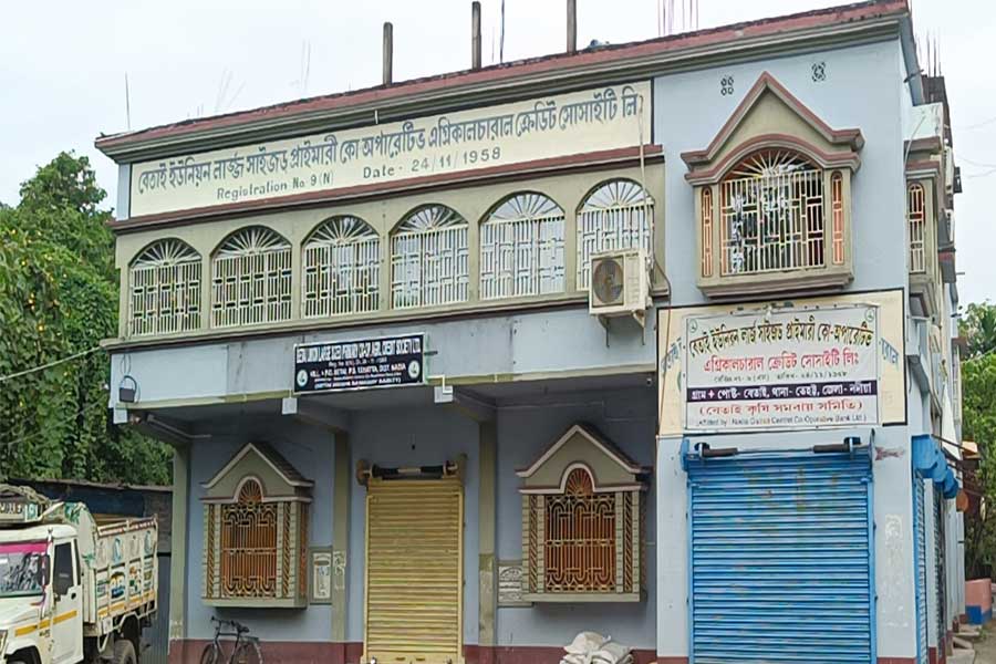 অ্যাকাউন্ট না খুলেই আমানতকারীদের লক্ষ লক্ষ টাকা আত্মসাৎ! অভিযুক্ত বেতাই সমবায় সমিতির অস্থায়ী কর্মী