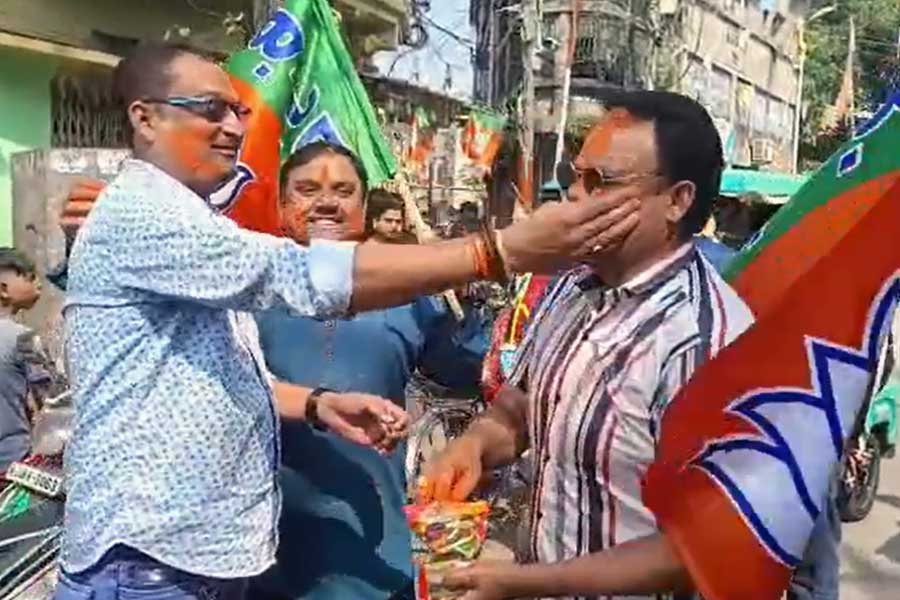 বিহারে এনডিএ ঝড়, বারাকপুর শিল্পাঞ্চলে আবির খেলে সেলিব্রেশন অর্জুন অনুগামীদের