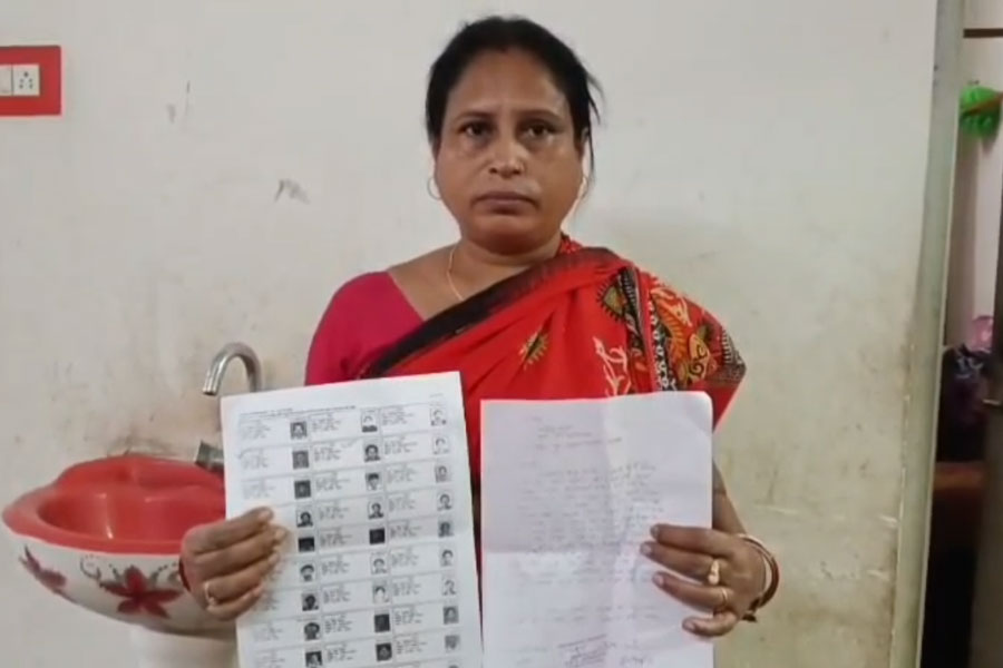 প্রতিবেশী মহিলাকে মা সাজিয়ে ভোটার তালিকায় নাম ভাই-বোনের! শোরগোল বনগাঁয়