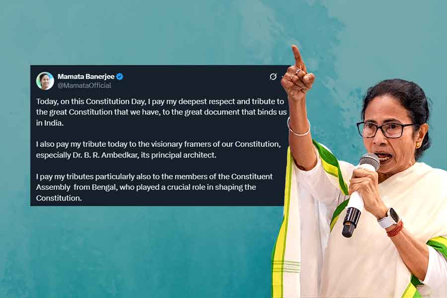‘গণতন্ত্র বিপন্ন, যুক্তরাষ্টীয় কাঠামোয় বুলডোজার চলছে’, সংবিধান দিবসে কেন্দ্রকে নিশানা মমতার
