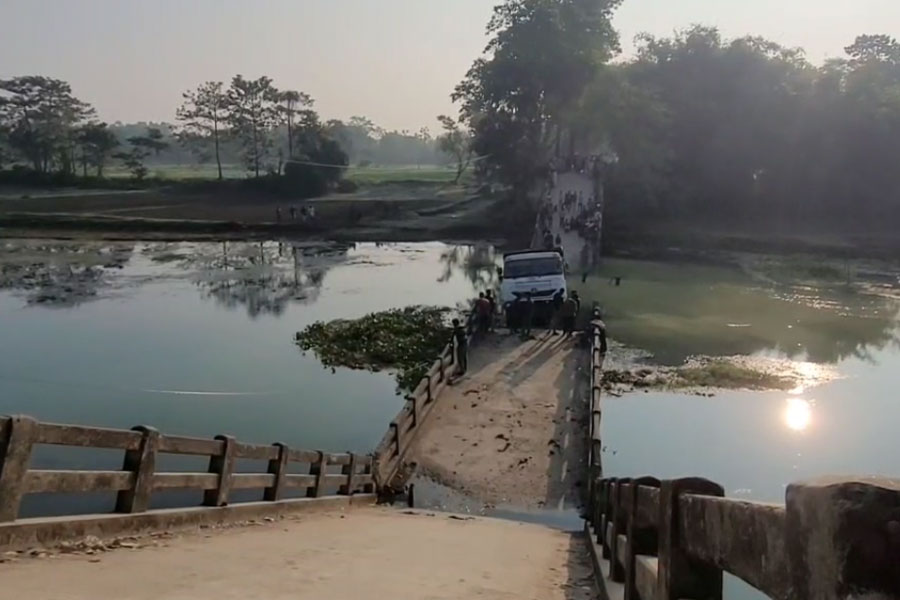 কোচবিহারে ডাম্পার-সহ নদীতে ভেঙে পড়ল সেতু, অসমের সঙ্গে সহজে যোগাযোগ বিছিন্ন!