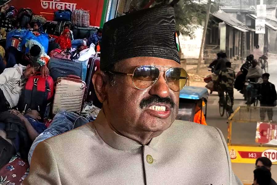 ‘রিয়ালিটি চেক করতে’ হাকিমপুরে রাজ্যপাল, SIR-র মাঝে সীমান্ত পরিদর্শন ঘিরে জোর চাপানউতোর