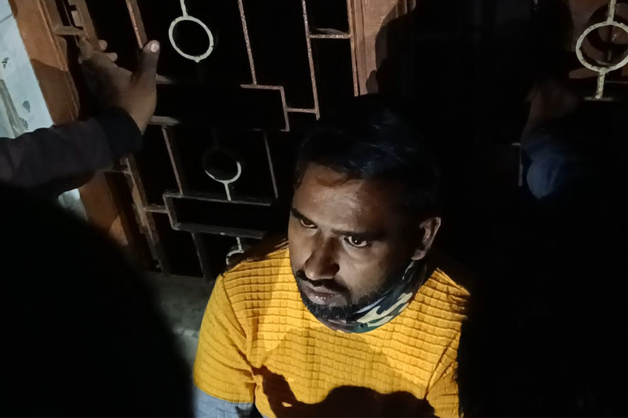 কড়ি ফেললেই মিলছে মৃত ভোটারের এনুমারেশন ফর্ম! লিস্টে নাম তুলতে গিয়ে ডানকুনিতে ধৃত বাংলাদেশি 