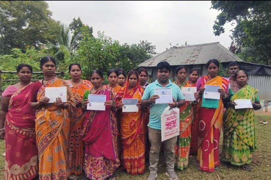এসআইআর আতঙ্ক! ব্যাঙ্ক অ্যাকাউন্ট ফাঁকা করার হিড়িক ইলামবাজারে