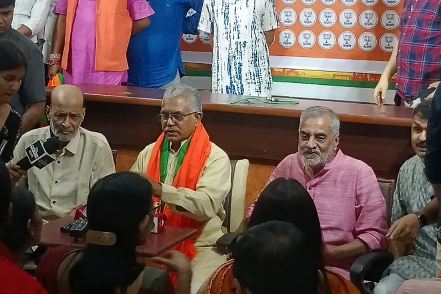‘এখান থেকেই পার্টি বেড়েছে’, পুরনো দপ্তরে বিজয়া সম্মিলনী থেকে আবেগ উসকে দিলেন দিলীপ