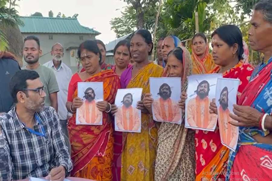 একহাতে এসআইআরের ফর্ম, অন্য হাতে নিশীথ প্রামাণিকের মুখে কালি লাগানো ছবি! সাতসকালে উত্তেজনা দিনহাটায়