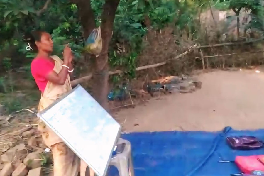 খোলা আকাশের নিচেই পড়াশোনা, ফরাক্কার আদিবাসী গ্রামে কমলার পাঠশালায় শিক্ষার আলো