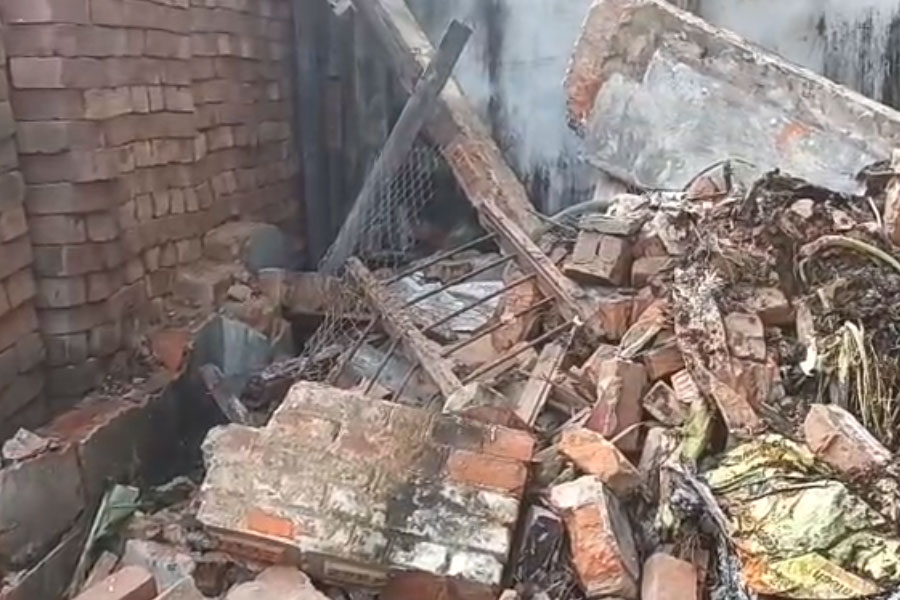 রাতের অন্ধকারে বুলডোজার চালিয়ে ভাঙা হল সিপিএম কার্যালয়! চাঞ্চল্য ঘোলায়
