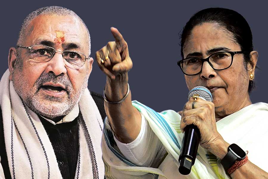 ‘এবার বাংলা’, বিহারে গেরুয়া ঝড়ে গর্জন গিরিরাজের, তৃণমূলের পালটা, ‘শীত-গ্রীষ্ম-বর্ষা, মমতাই ভরসা’